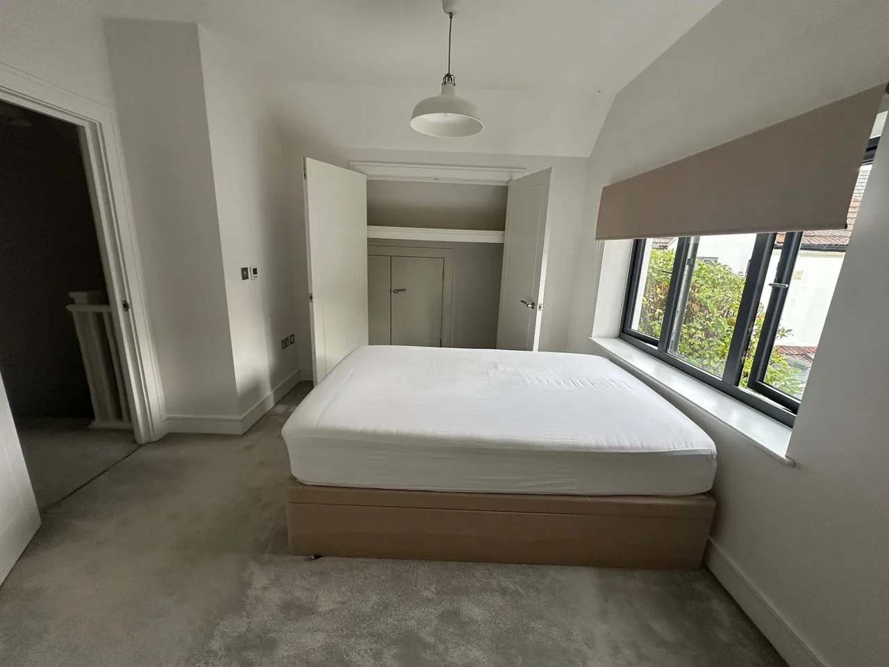 Room Oval Road in Greater London