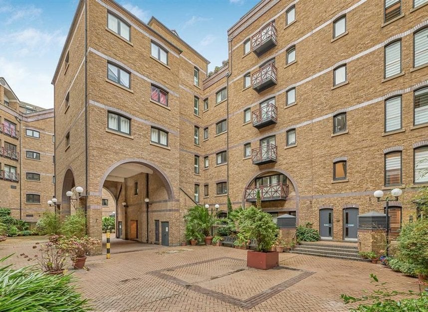 Flat Mill Street in Greater London