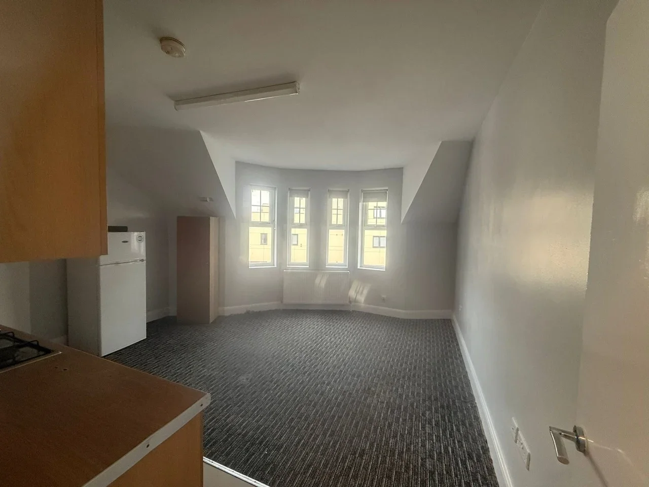 Flat Woodville Road in Greater London