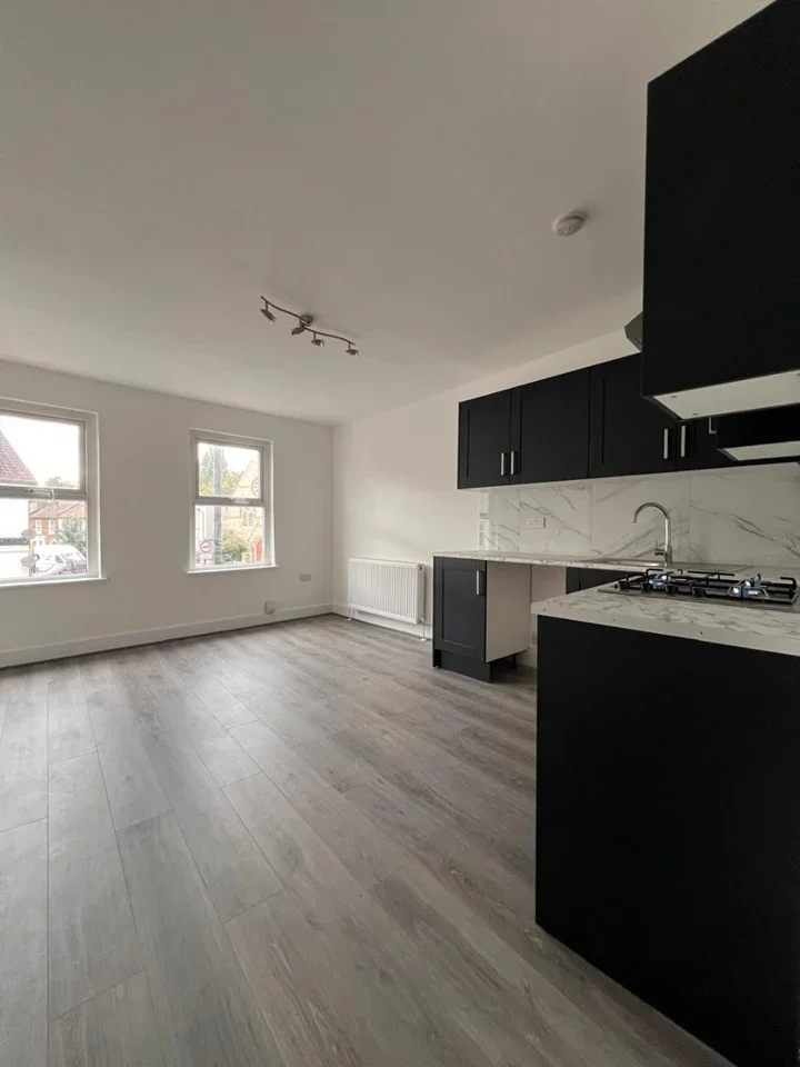 Flat Whitehorse Road in Greater London
