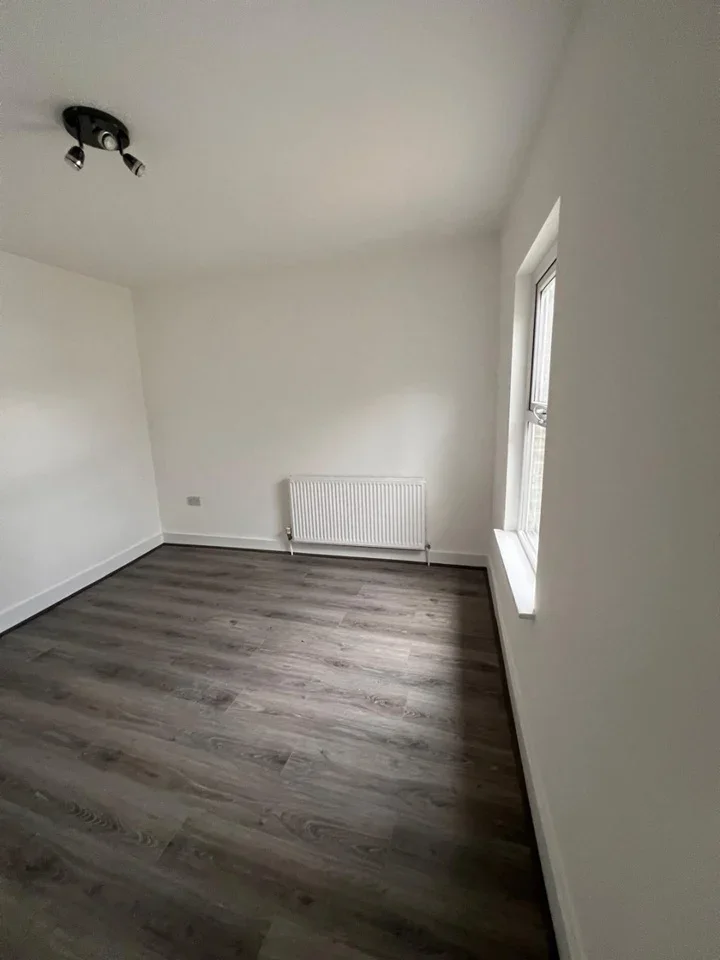 Flat Whitehorse Road in Greater London