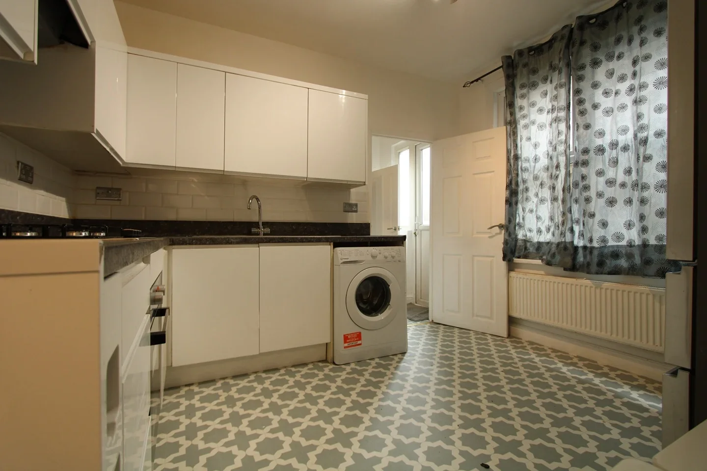 Flat Miller Road in Greater London