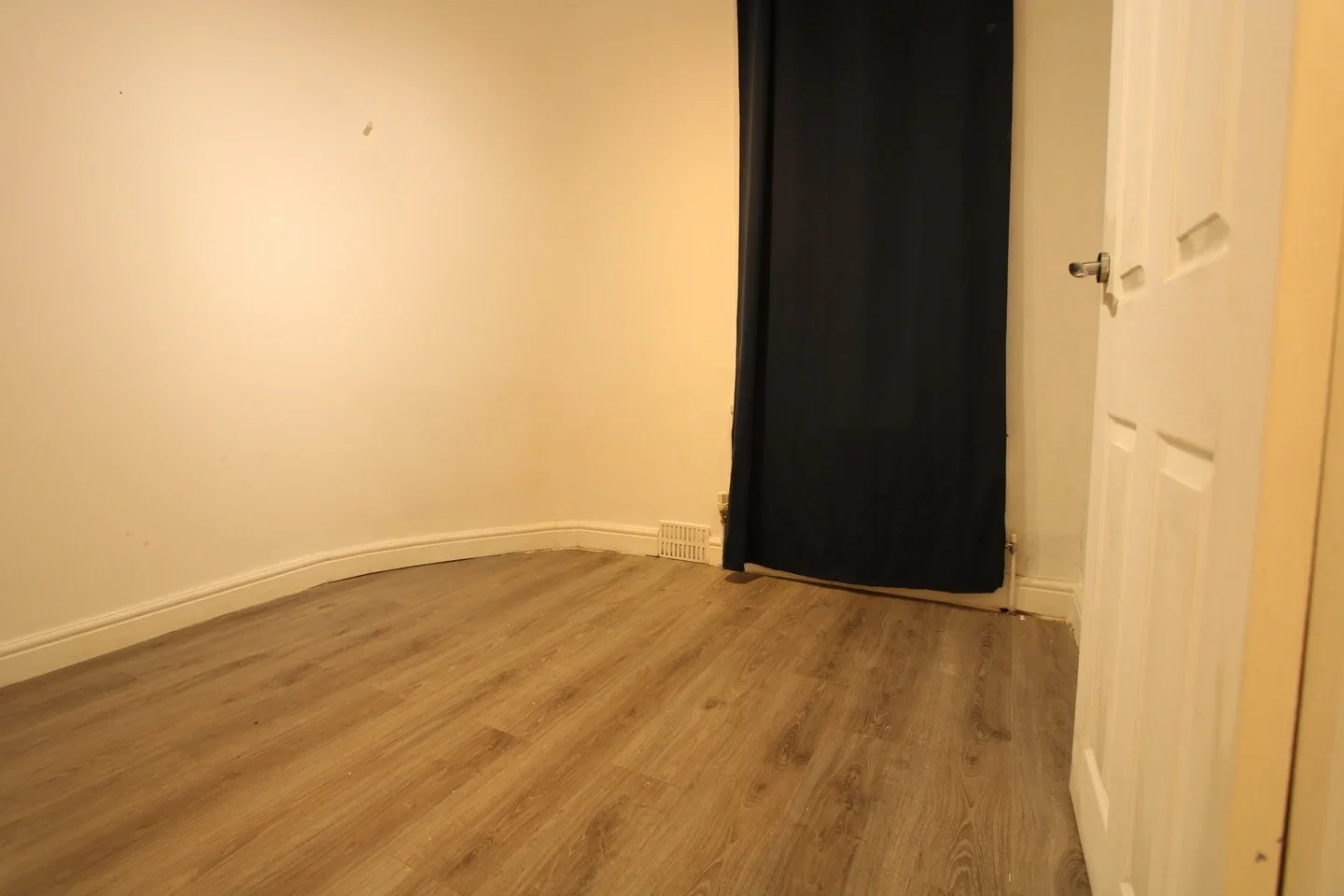 Flat Miller Road in Greater London