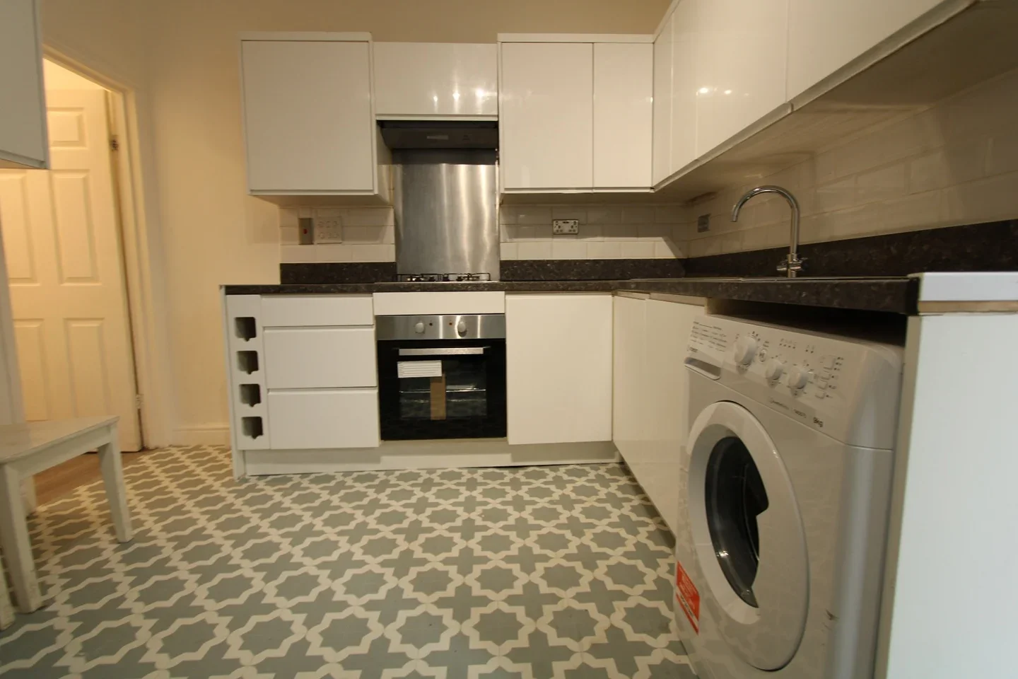 Flat Miller Road in Greater London