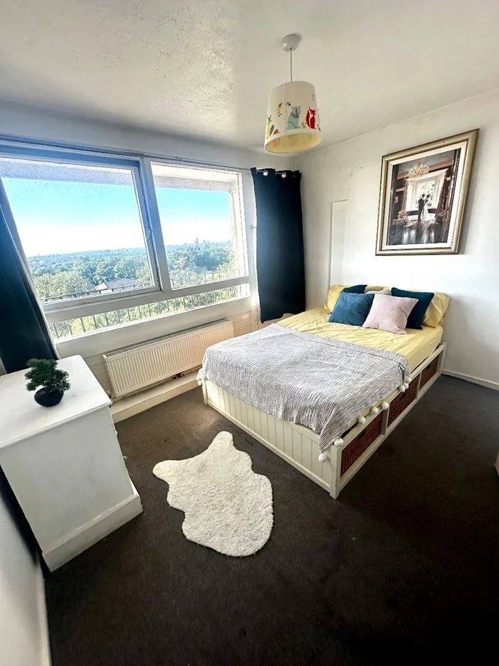 Room Highcliffe Drive in Greater London