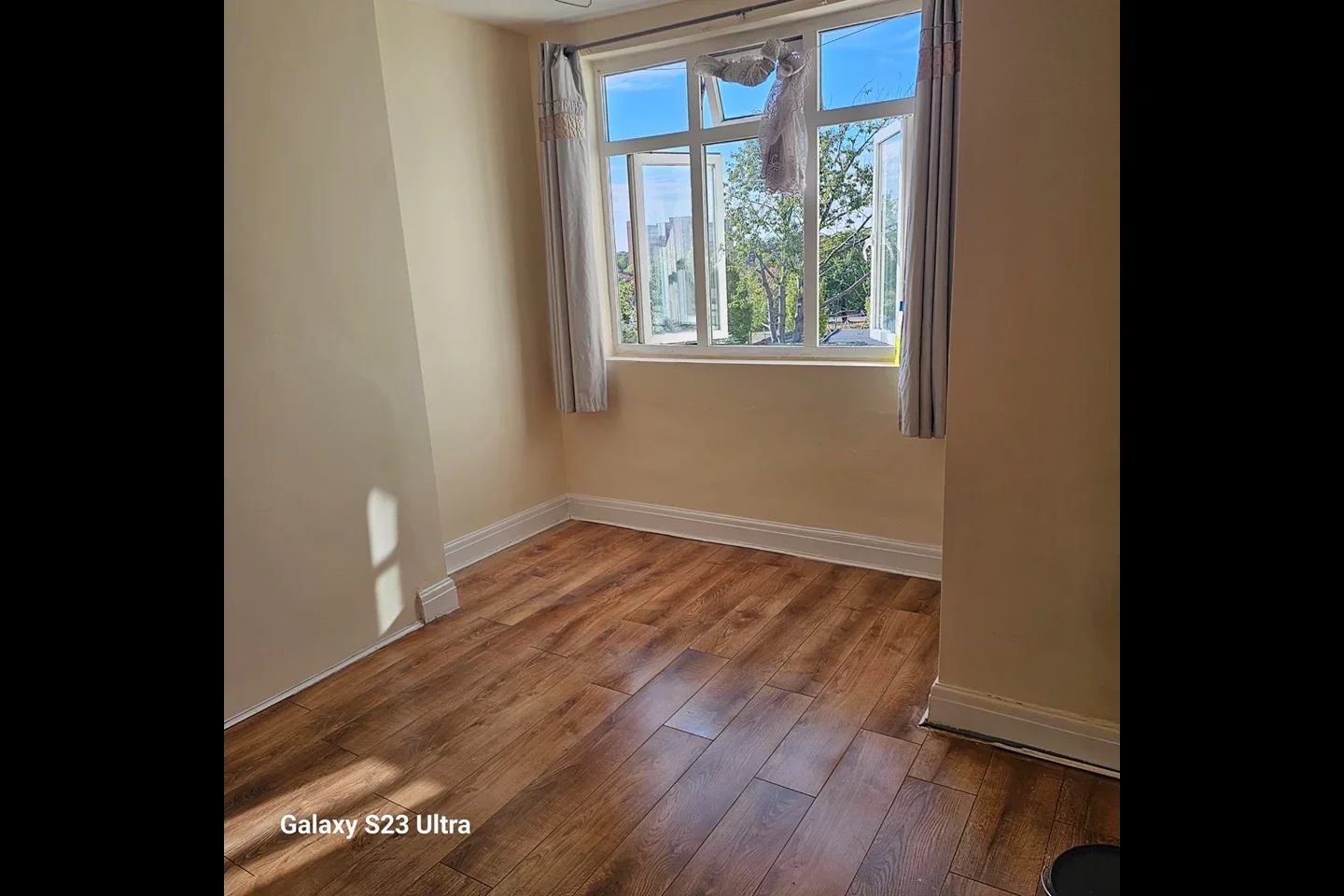 Flat Northolt Gardens in Greater London