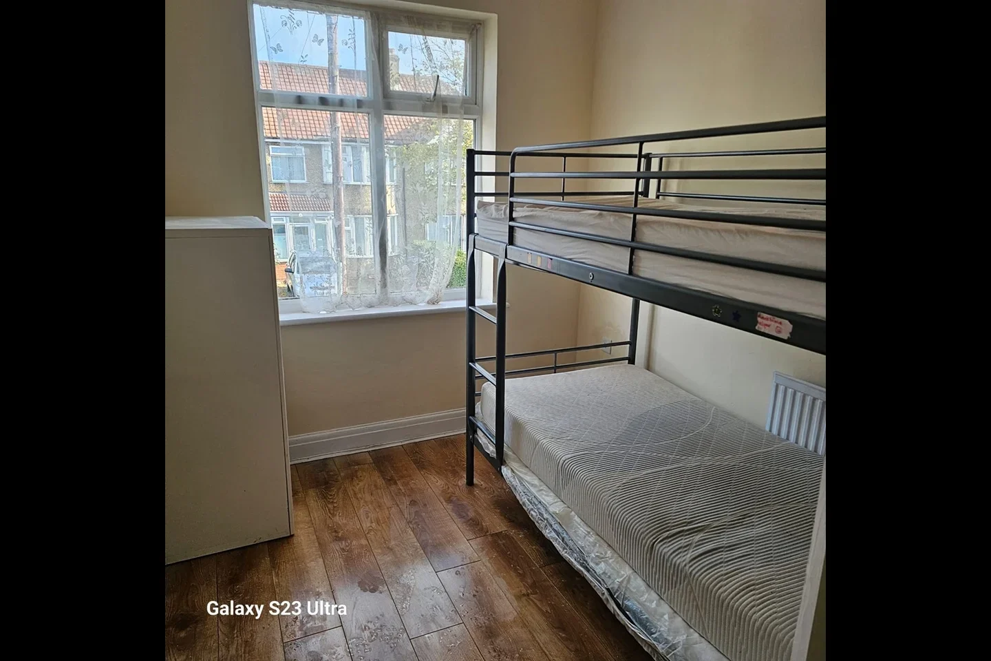 Flat Northolt Gardens in Greater London
