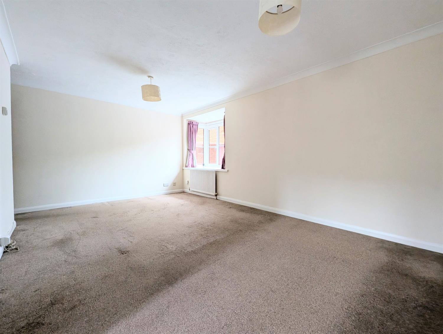 Flat Fishers Court in Horsham