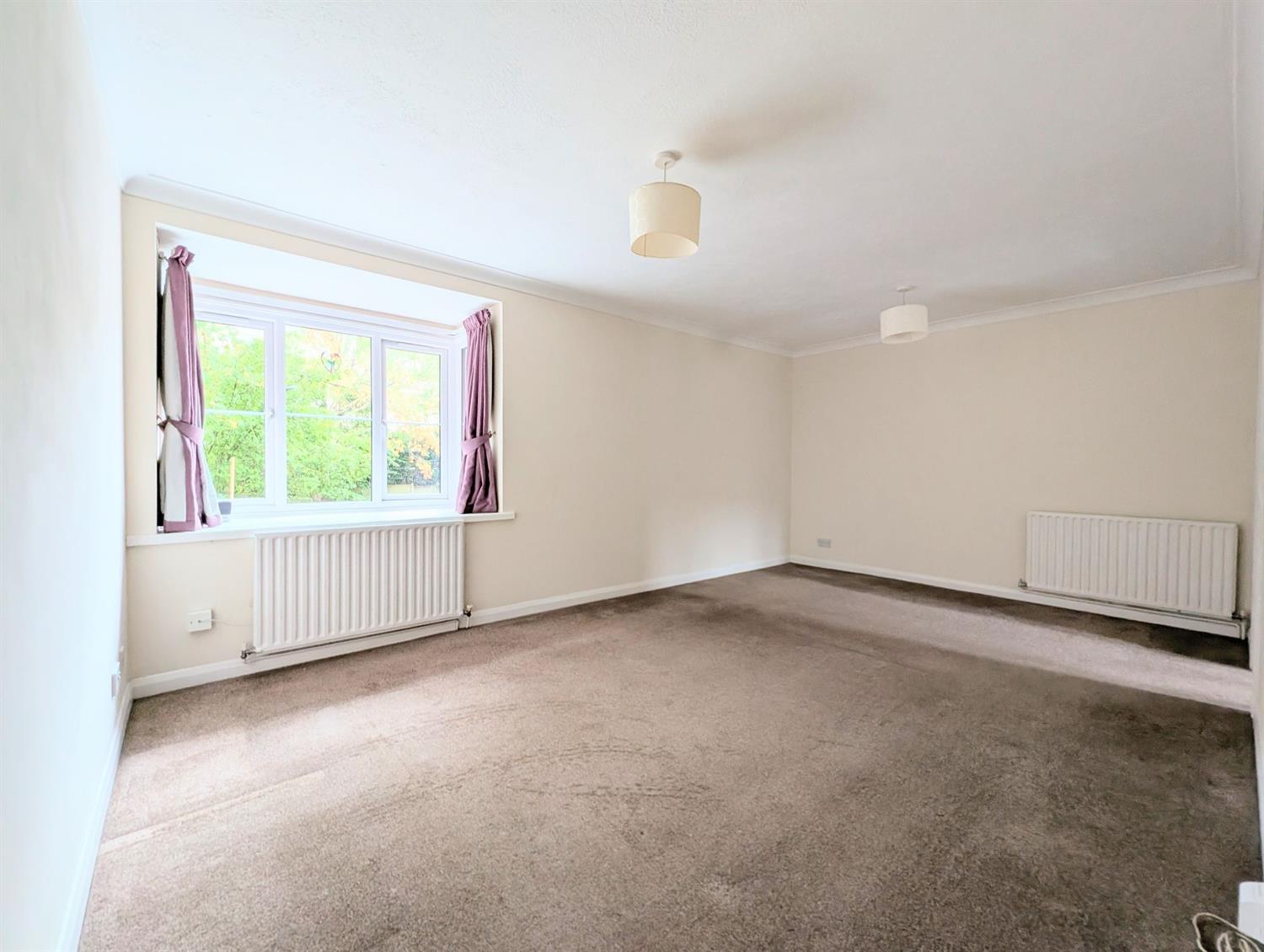 Flat Fishers Court in Horsham