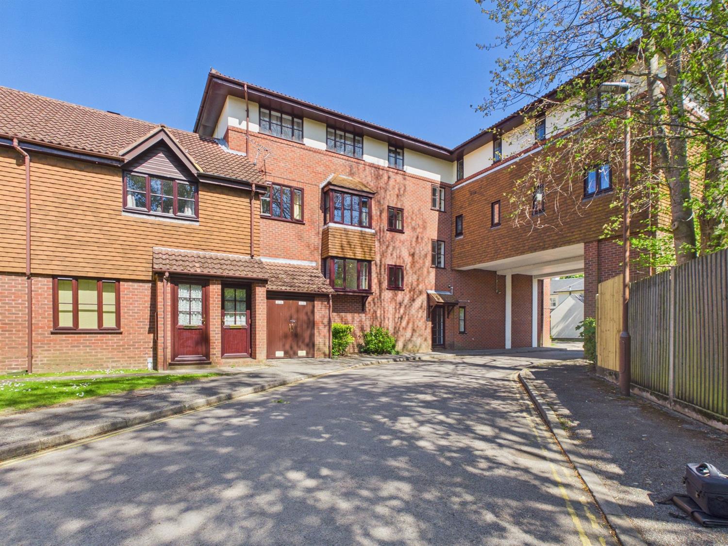 Flat Fishers Court in Horsham