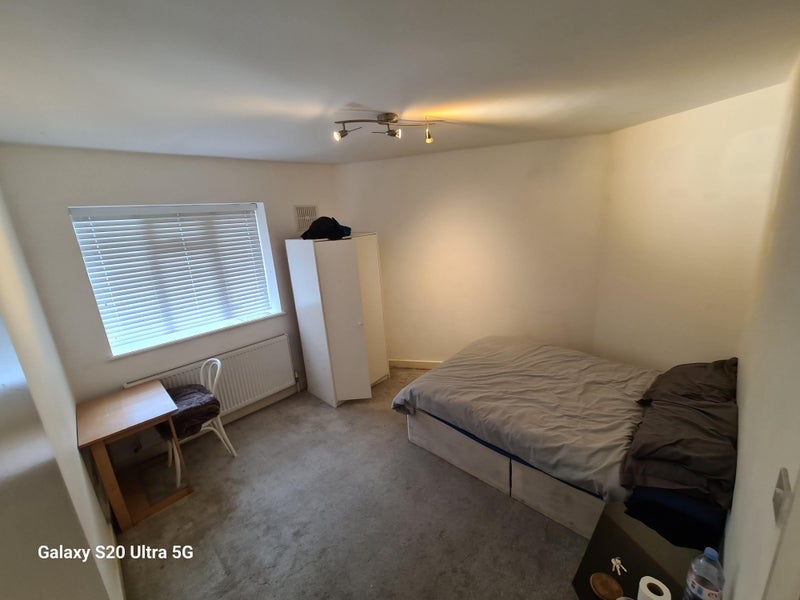 Room Empire Way in Greater London