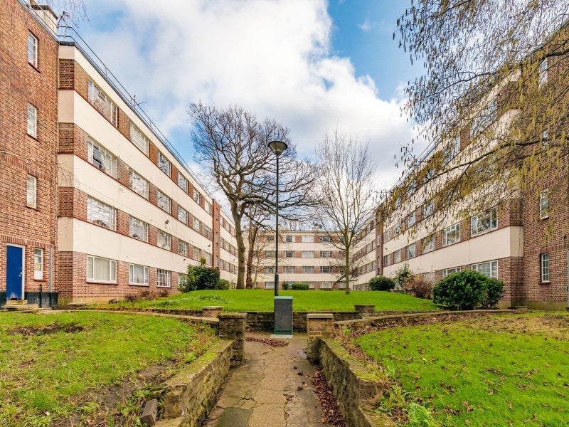 Flat Fortrose Gardens in Greater London