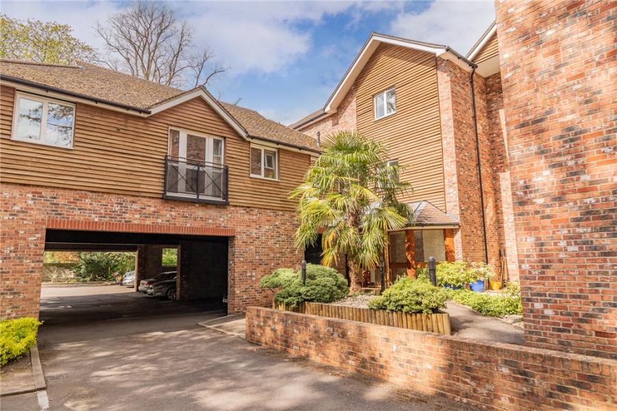 Flat Boulters Court in Maidenhead