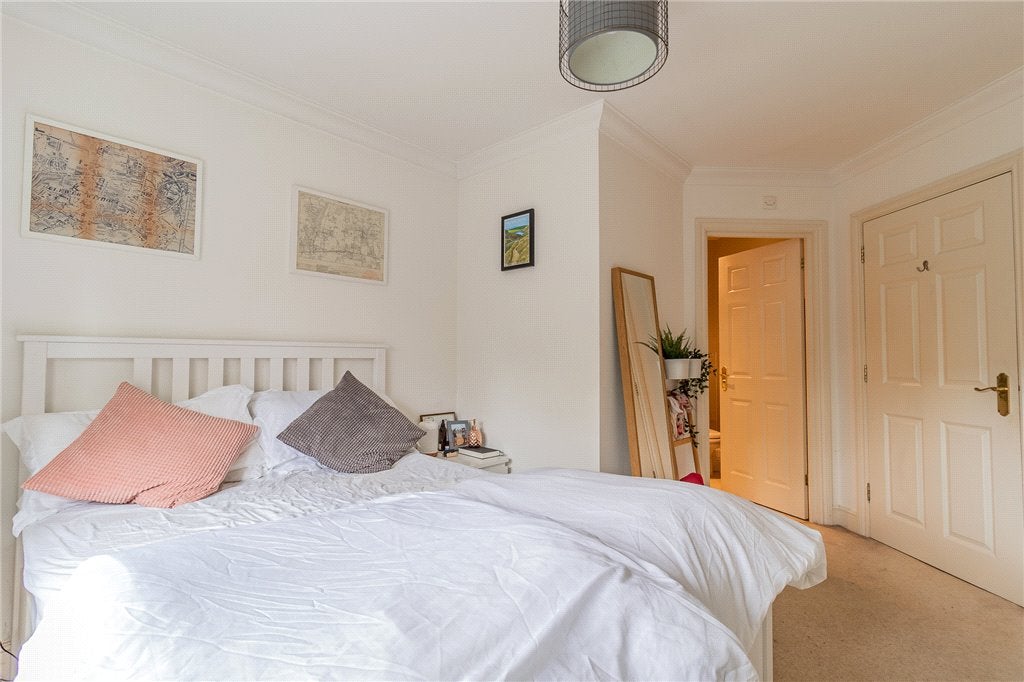 Flat Boulters Court in Maidenhead