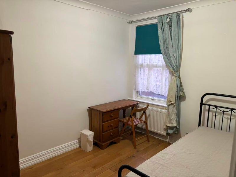 Room Tweed Mouth Road in Greater London