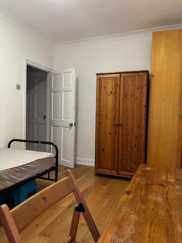 Room Tweed Mouth Road in Greater London