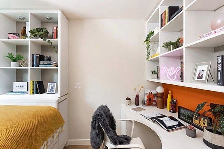 Flat Bridle Mews in Greater London