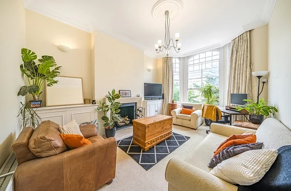 Flat Grantham Road in Greater London