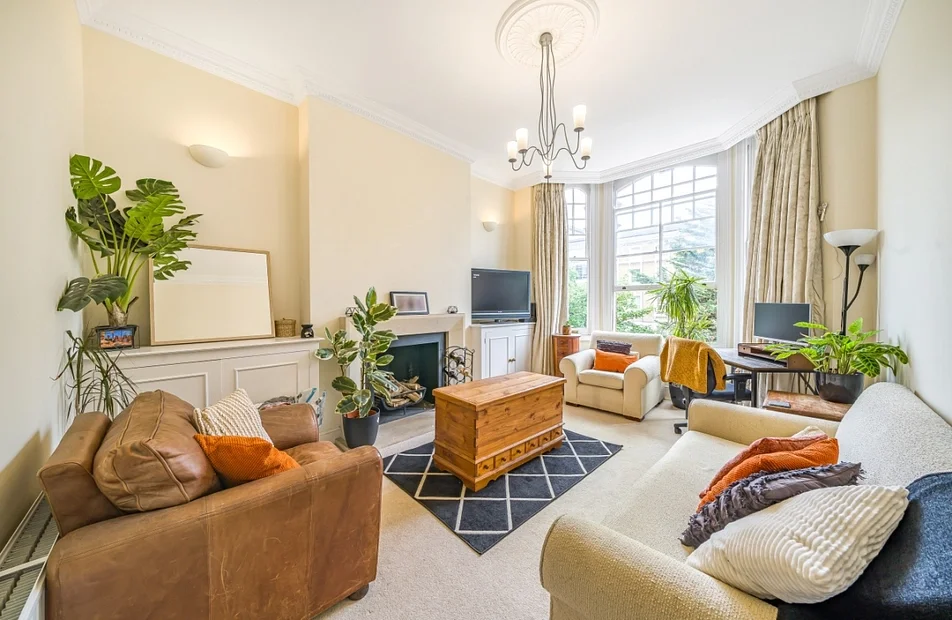 Flat Grantham Road in Greater London