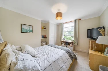 Flat Grantham Road in Greater London