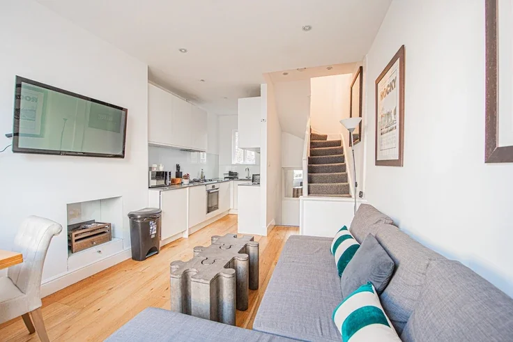 Flat Blenheim Crescent in Greater London