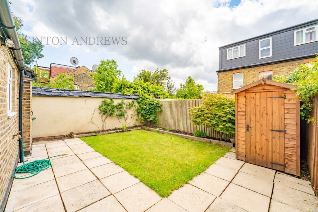 Flat Kingsley Avenue in Greater London