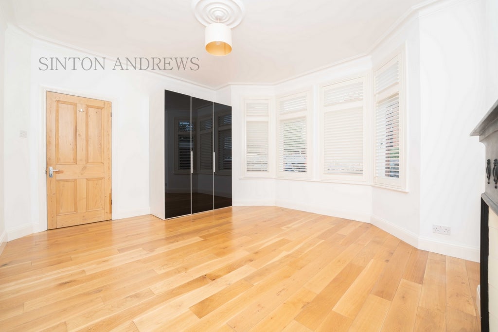 Flat Kingsley Avenue in Greater London