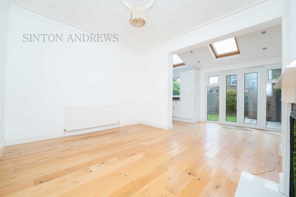 Flat Kingsley Avenue in Greater London