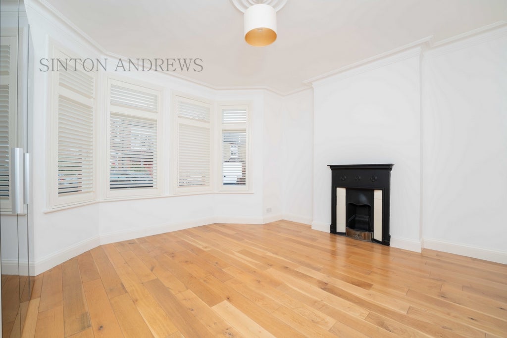 Flat Kingsley Avenue in Greater London