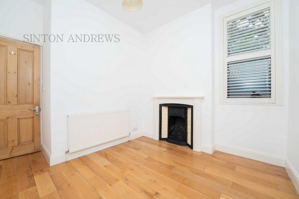 Flat Kingsley Avenue in Greater London