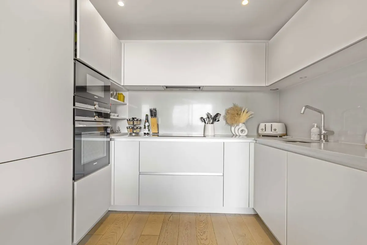 Flat Upper Richmond Road in Greater London