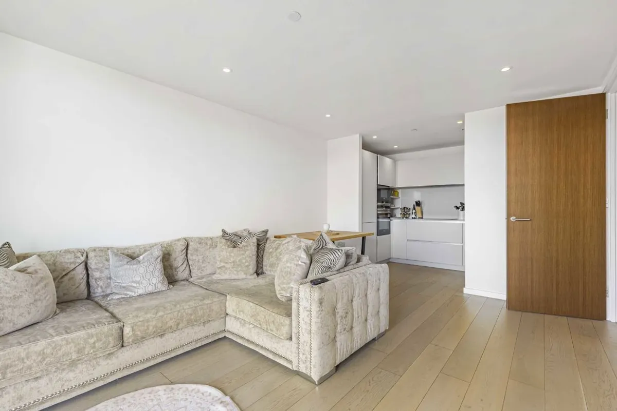 Flat Upper Richmond Road in Greater London