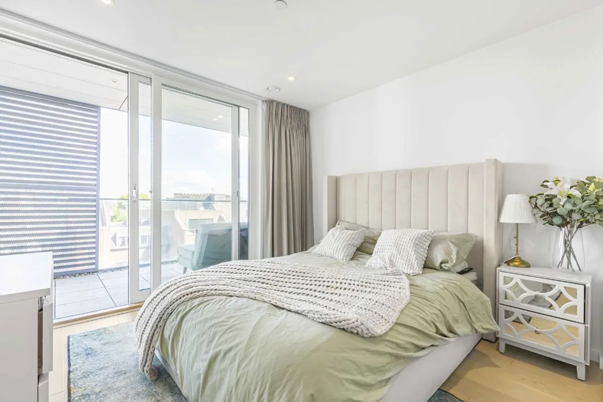 Flat Upper Richmond Road in Greater London