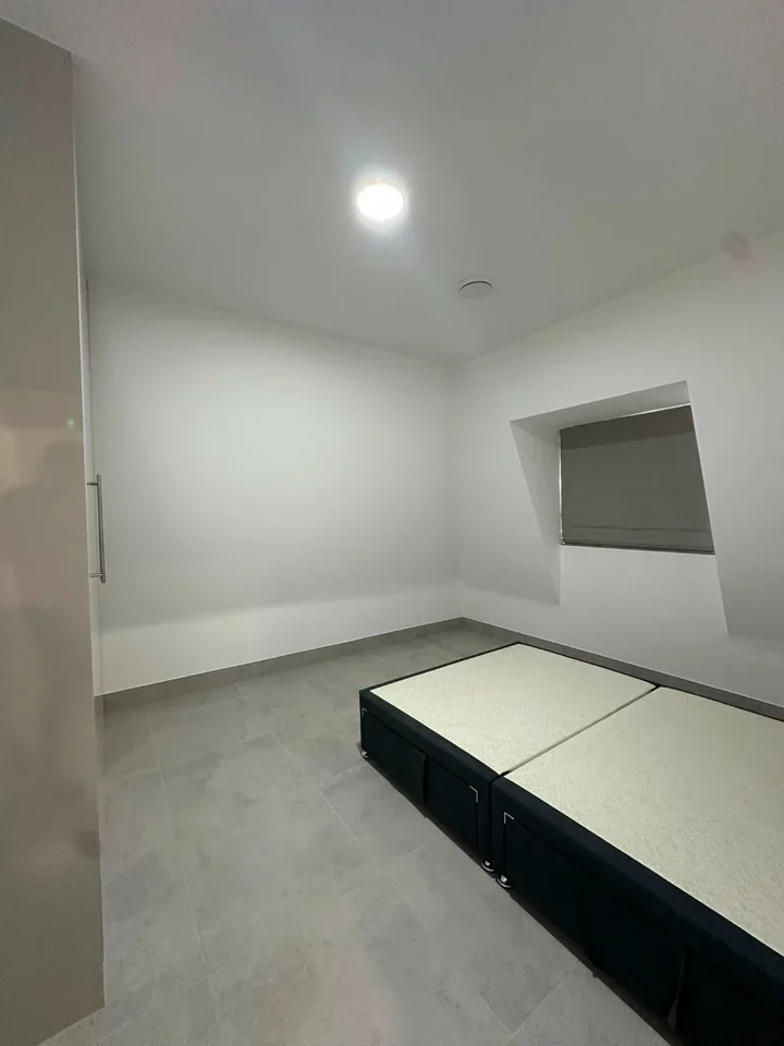 Flat Leeland Road in Greater London