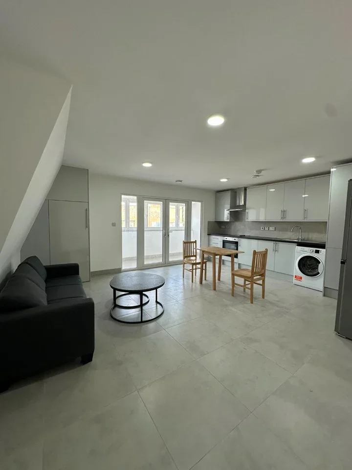 Flat Leeland Road in Greater London