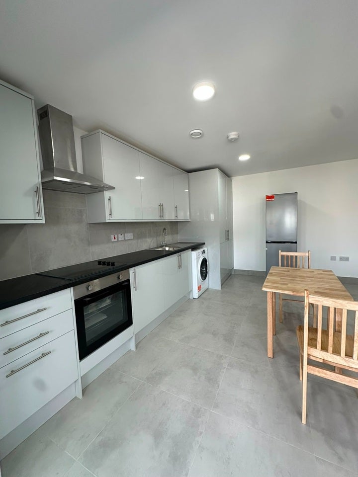 Flat Leeland Road in Greater London