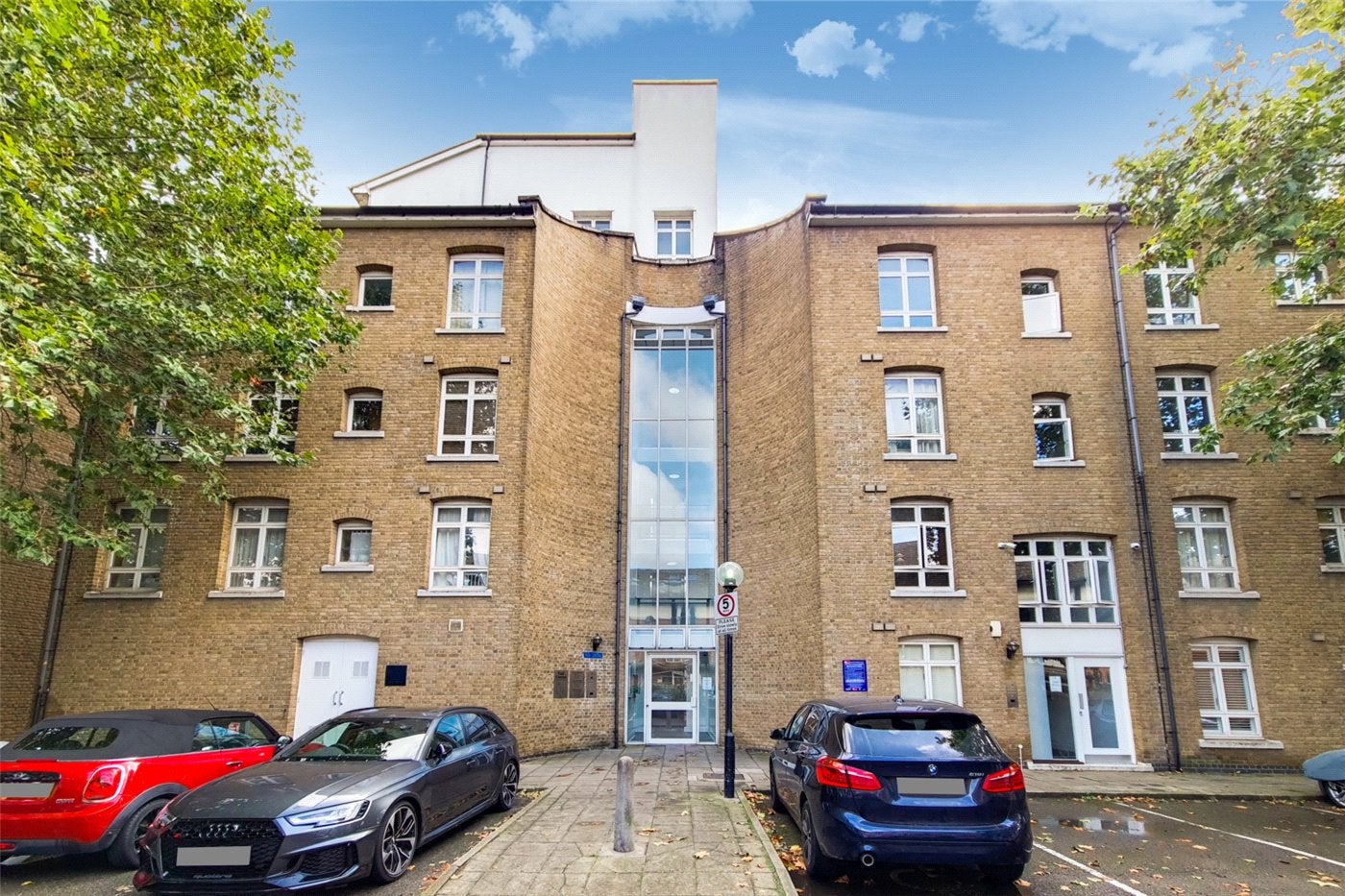 Flat Fairfield Road in Greater London