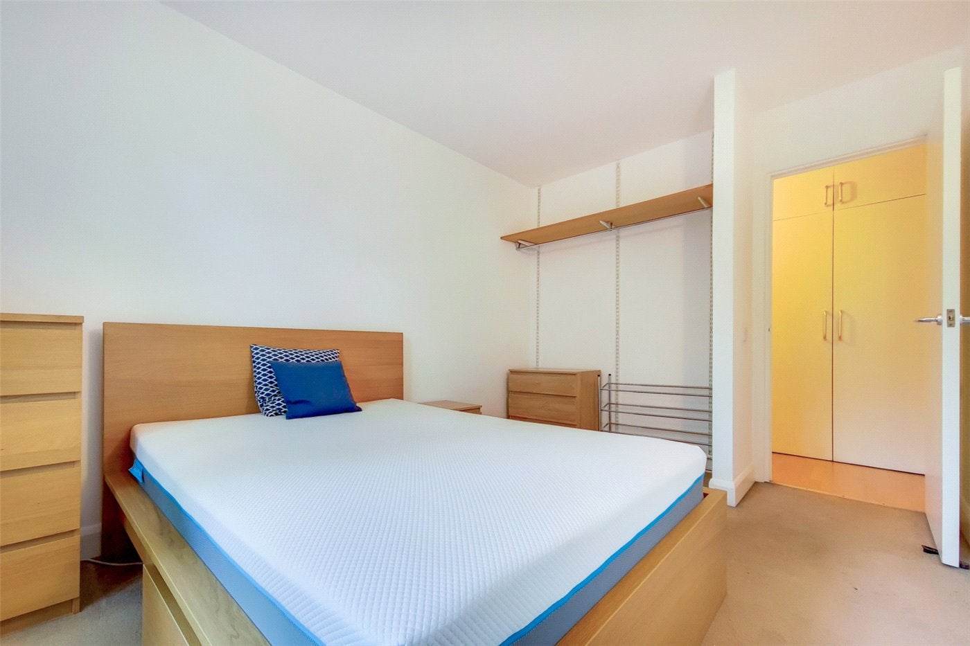 Flat Fairfield Road in Greater London