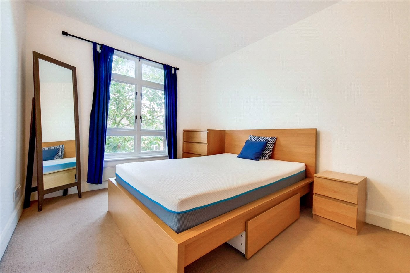Flat Fairfield Road in Greater London