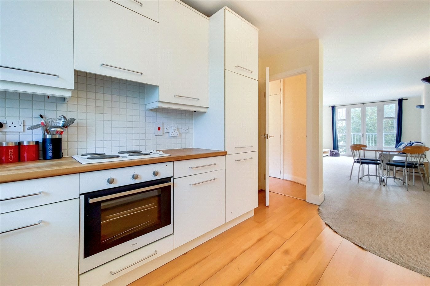 Flat Fairfield Road in Greater London