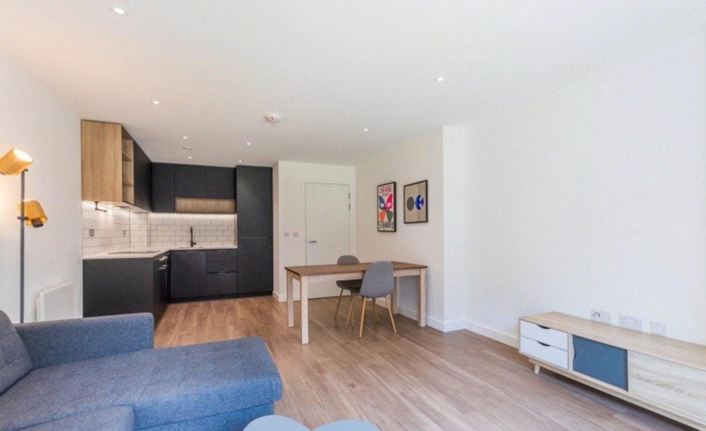 Flat Commander Avenue in Greater London