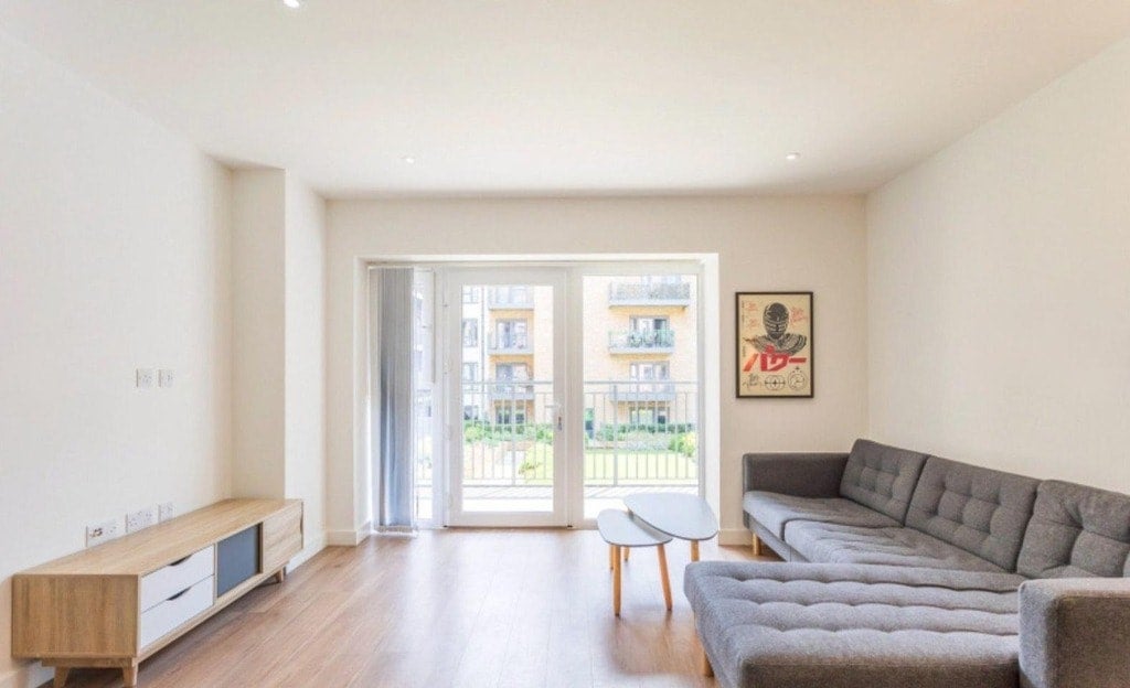 Flat Commander Avenue in Greater London