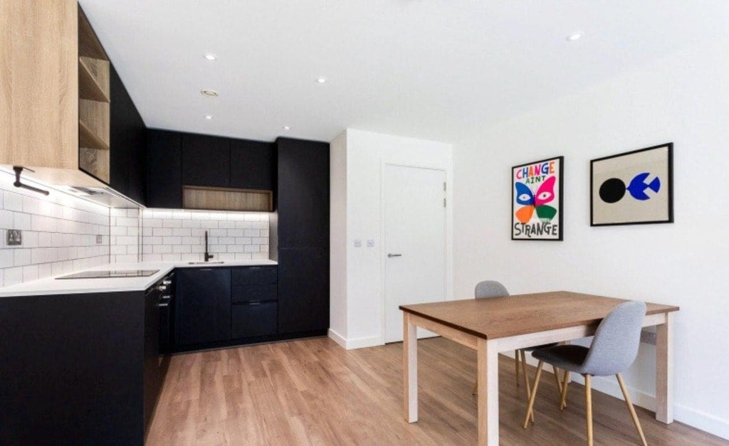 Flat Commander Avenue in Greater London