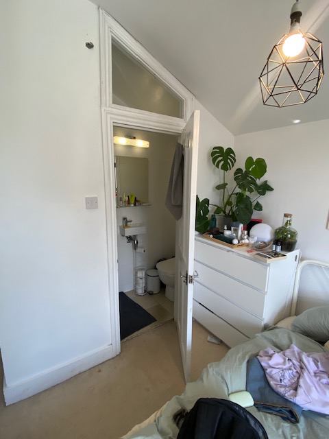 Room Brightwell Crescent in Greater London