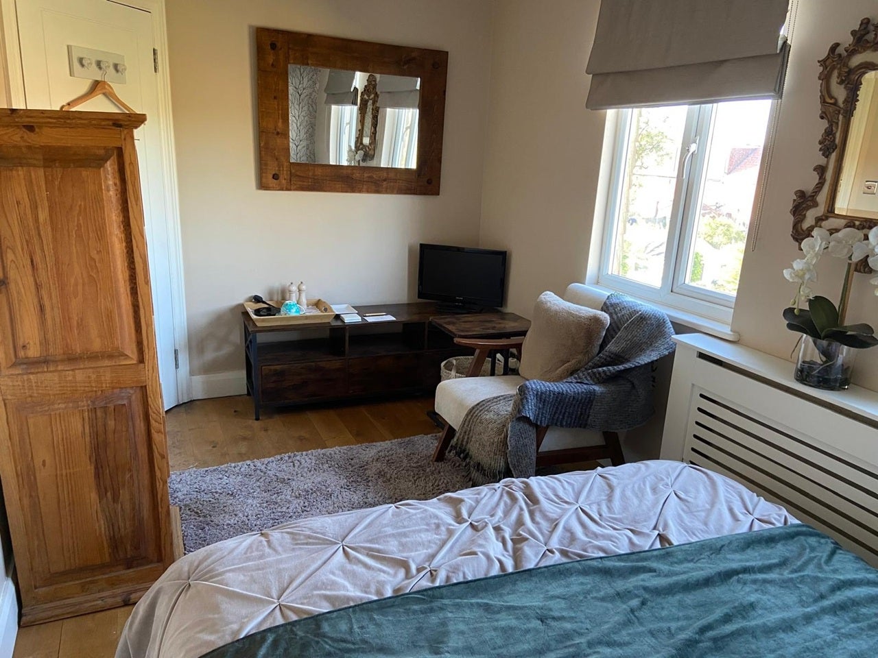 Room Burnell Avenue in Greater London