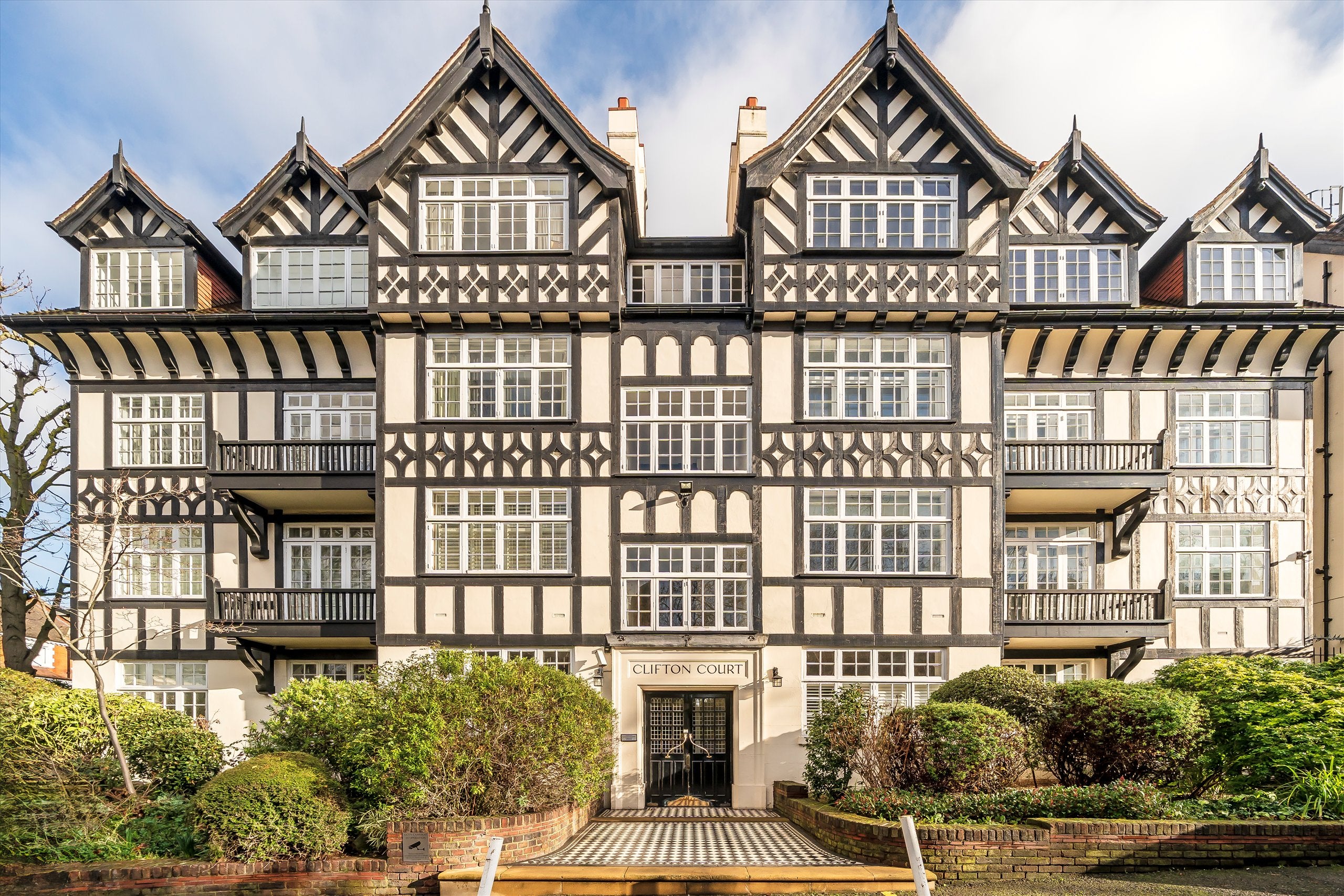Flat Clifton Court in City of Westminster