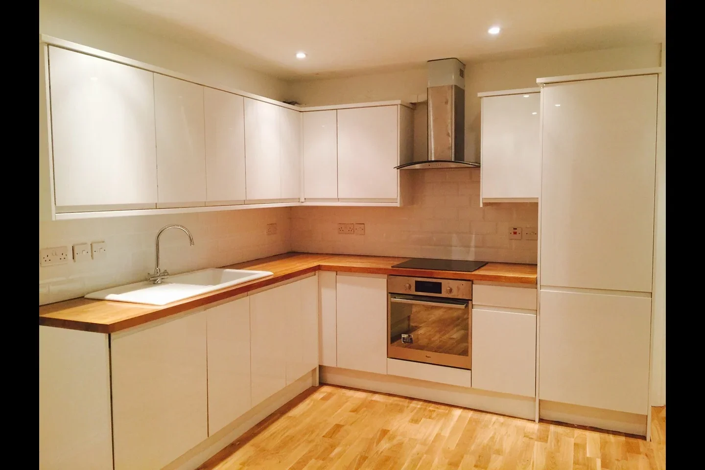 Flat Vicarage Grove in Greater London