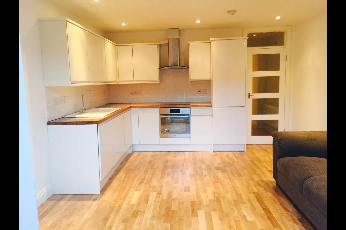Flat Vicarage Grove in Greater London