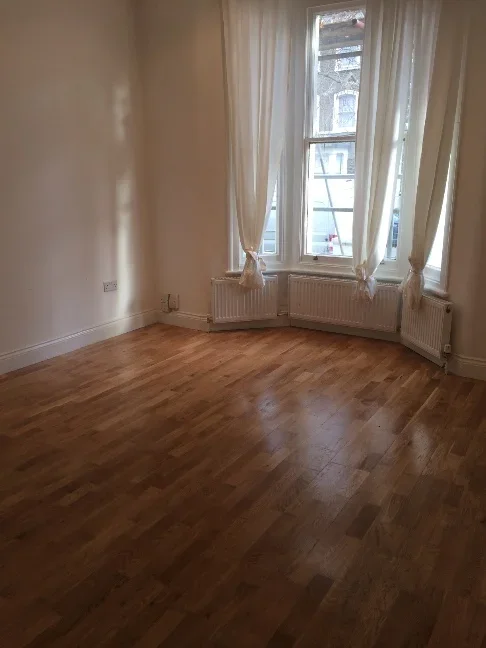 Flat Vicarage Grove in Greater London