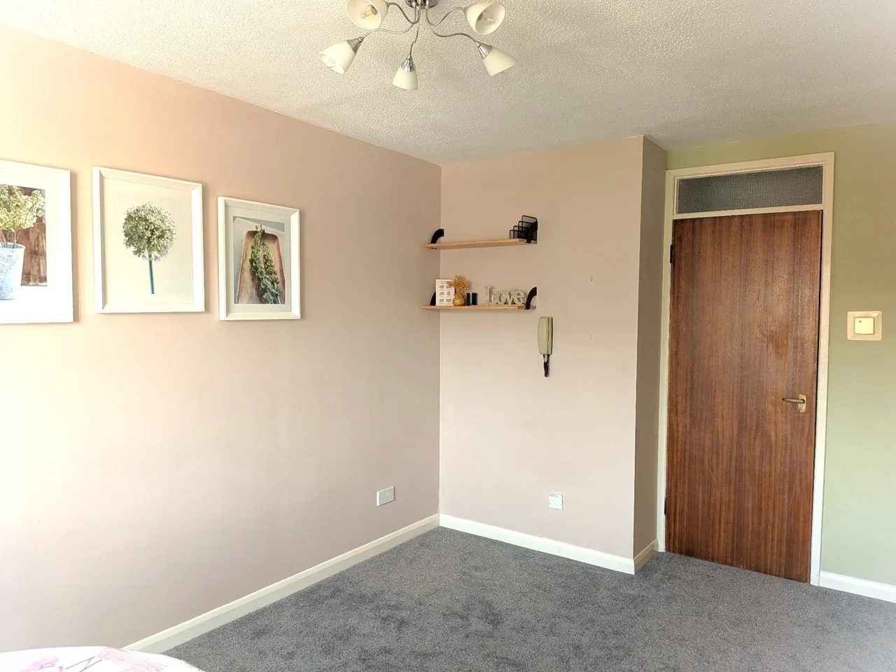 Flat Garlands Road in Reigate and Banstead